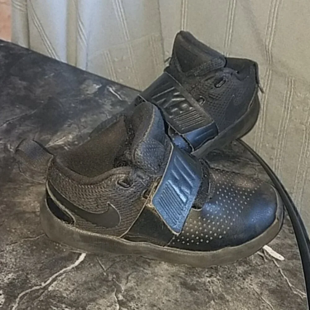 Nike Team Hustle Sneakers